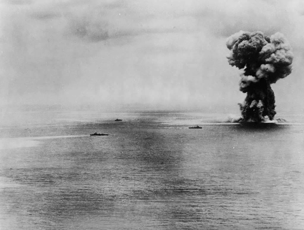 Explosion_of_the_Japanese_battleship_Yamato_on_7_April_1945