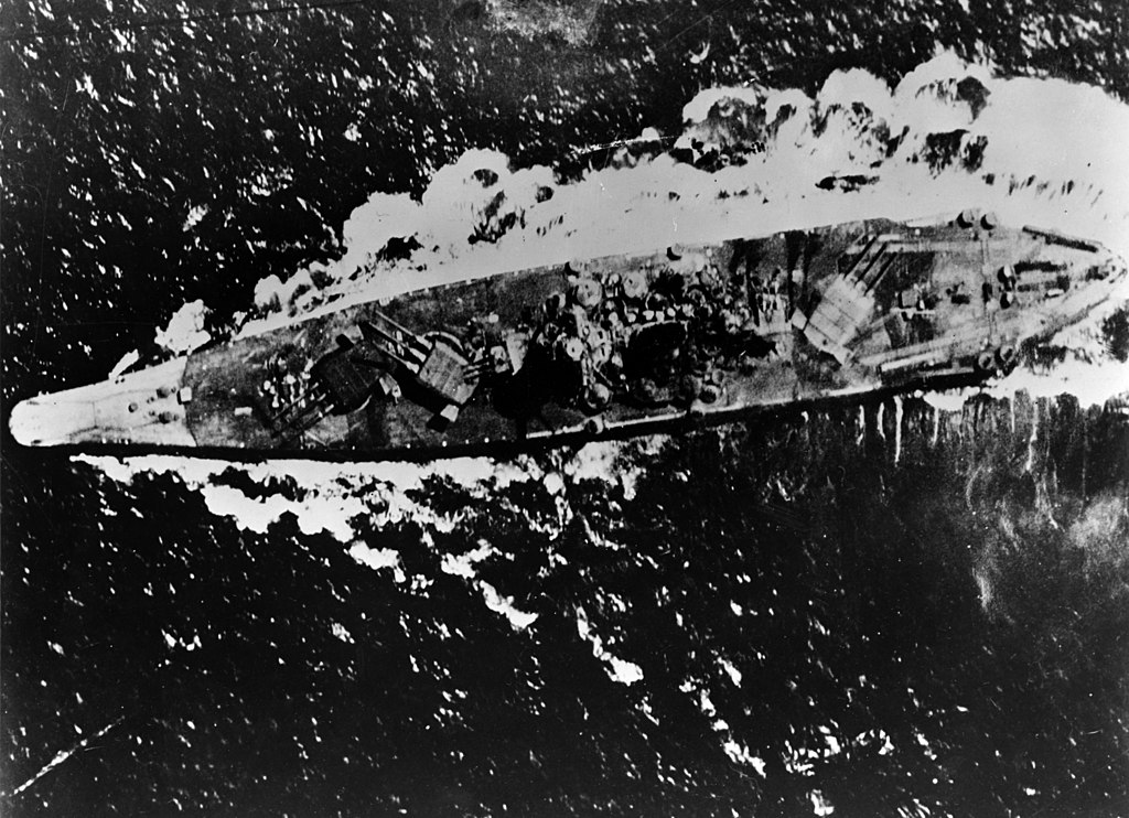 apanese_battleship_Yamato_underway_during_the_Battle_of_the_Sibuyan_Sea_24_October_1944