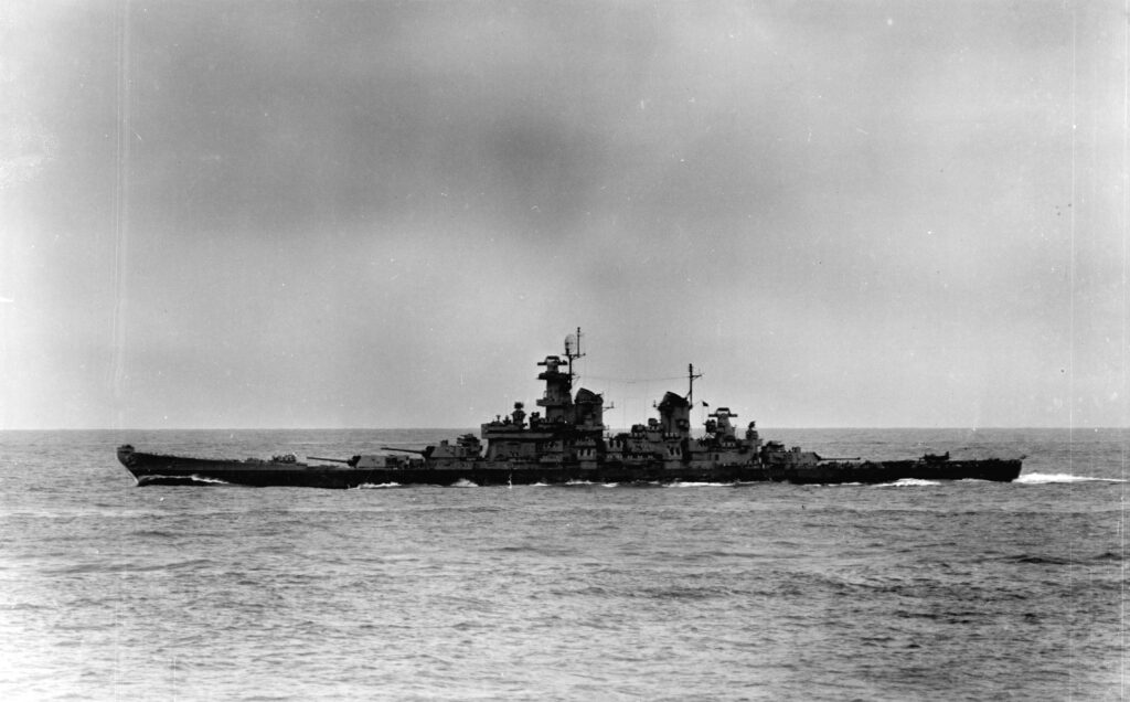 Von U.S. Navy. This photograph was received by the U.S. Naval Photographic Science Laboratory on 28 April 1945. - Official U.S. Navy photo 80-G-316036 from the U.S. Navy Naval History and Heritage Command, Gemeinfrei, https://commons.wikimedia.org/w/index.php?curid=2719198